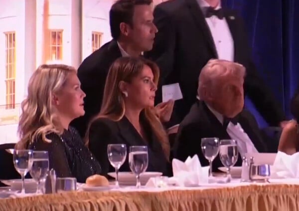 ΠΥΡΟΒΟΛΙΣΜΟΙ ΛΕΥΚΟΣ ΟΙΚΟΣ ΝΤΟΝΑΛΝΤ ΜΕΛΑΝΙΑ ΤΡΑΜΠ