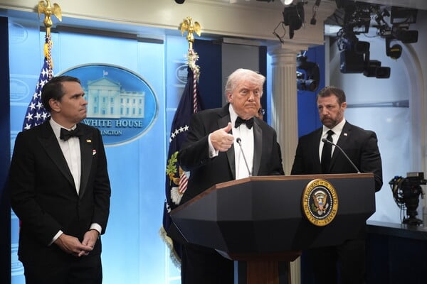 ΠΥΡΟΒΟΛΙΣΜΟΙ ΝΤΟΝΑΛΝΤ ΤΡΑΜΠ ΛΕΥΚΟΣ ΟΙΚΟΣ 