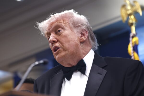 ΝΤΟΝΑΛΝΤ ΤΡΑΜΠ ΠΥΡΟΒΟΛΙΣΜΟΙ ΛΕΥΚΟΣ ΟΙΚΟΣ ΗΠΑ