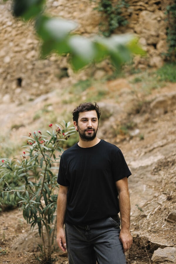 Από την Αθήνα στον Αργυρό Λέοντα: Ο Μάριο Μπανούσι και το θέατρο χωρίς λόγια που συγκινεί την Ευρώπη