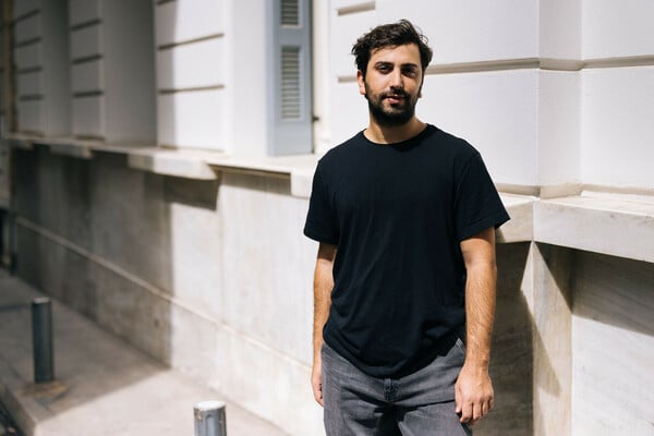 Από την Αθήνα στον Αργυρό Λέοντα: Ο Μάριο Μπανούσι και το θέατρο χωρίς λόγια που συγκινεί την Ευρώπη