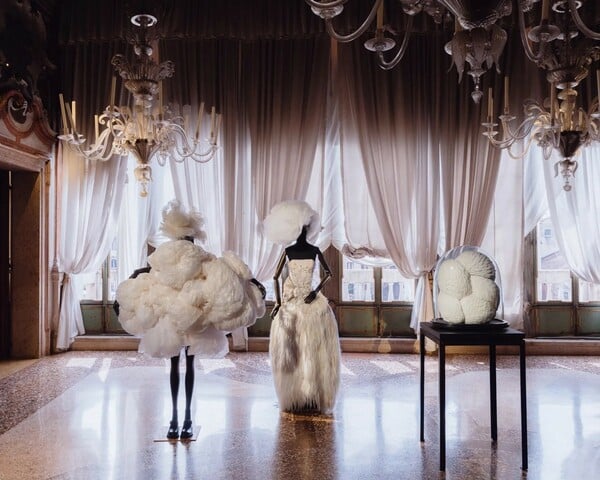 «Η μόνη αληθινή διαμαρτυρία είναι η ομορφιά»: Ο Ντρις βαν Νότεν ανοίγει ένα παλάτσο στη Βενετία