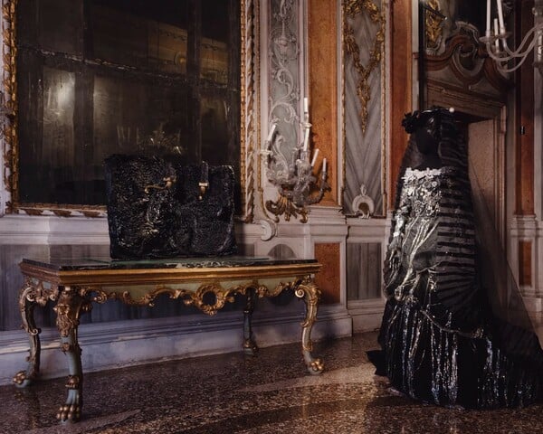 «Η μόνη αληθινή διαμαρτυρία είναι η ομορφιά»: Ο Ντρις βαν Νότεν ανοίγει ένα παλάτσο στη Βενετία