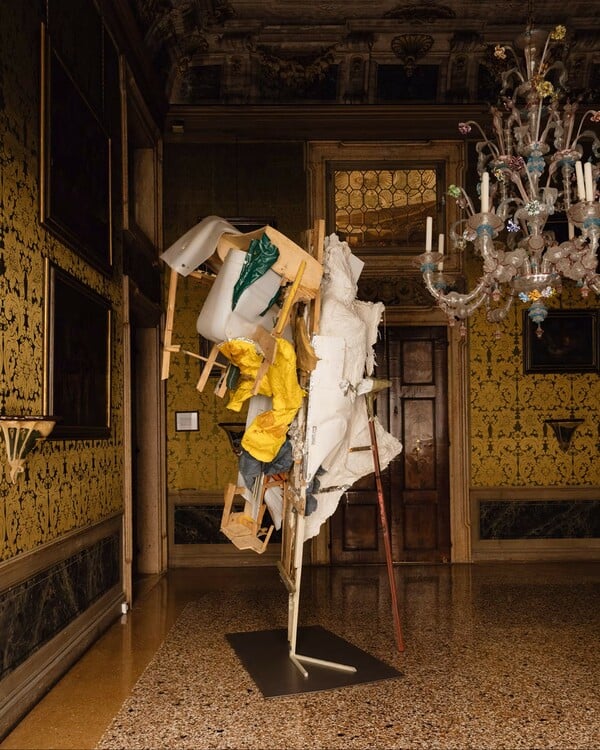 «Η μόνη αληθινή διαμαρτυρία είναι η ομορφιά»: Ο Ντρις βαν Νότεν ανοίγει ένα παλάτσο στη Βενετία