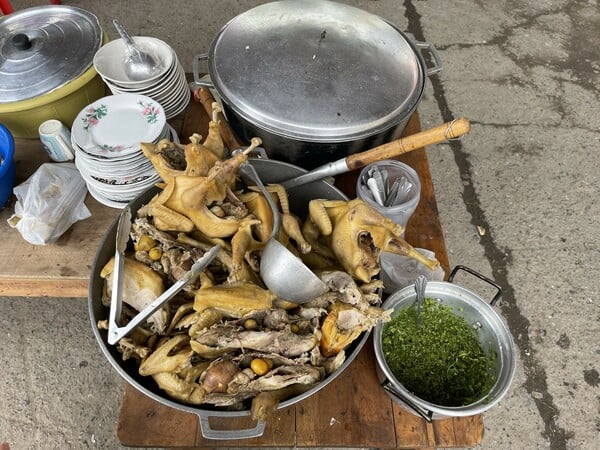 Το κοτόπουλο ως πατρίδα: από το pollo a la brasa στο καζάνι της ajiaco