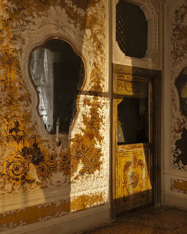 «Η μόνη αληθινή διαμαρτυρία είναι η ομορφιά»: Ο Ντρις βαν Νότεν ανοίγει ένα παλάτσο στη Βενετία