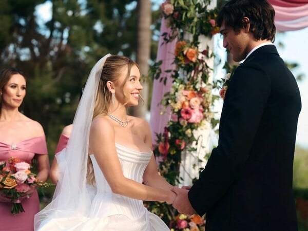 Το Euphoria έκανε τον γάμο του Nate και της Cassie έναν αιματηρό εφιάλτη