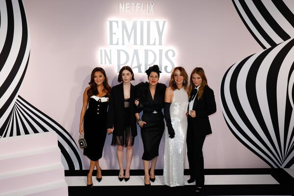 EMILY IN PARIS ΓΥΡΙΣΜΑΤΑ ΕΛΛΑΔΑ ΜΥΚΟΝΟΣ