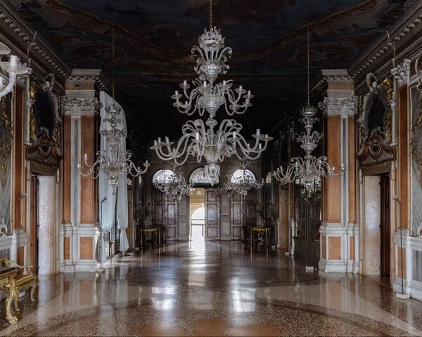 «Η μόνη αληθινή διαμαρτυρία είναι η ομορφιά»: Ο Ντρις βαν Νότεν ανοίγει ένα παλάτσο στη Βενετία