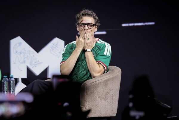 Ο Πέδρο Πασκάλ λύγισε στη σκηνή: «Στο σινεμά πήγαινα πάντα με την οικογένειά μου»