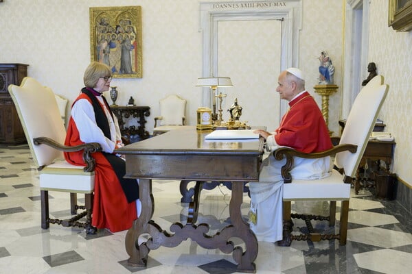 ΠΑΠΑΣ ΛΕΩΝ ΣΑΡΑ ΜΑΛΑΛΙ ΕΚΚΛΗΣΙΑ ΑΓΓΛΙΑΣ ΣΥΝΑΝΤΗΣΗ ΑΡΧΙΕΠΙΣΚΟΠΟΣ