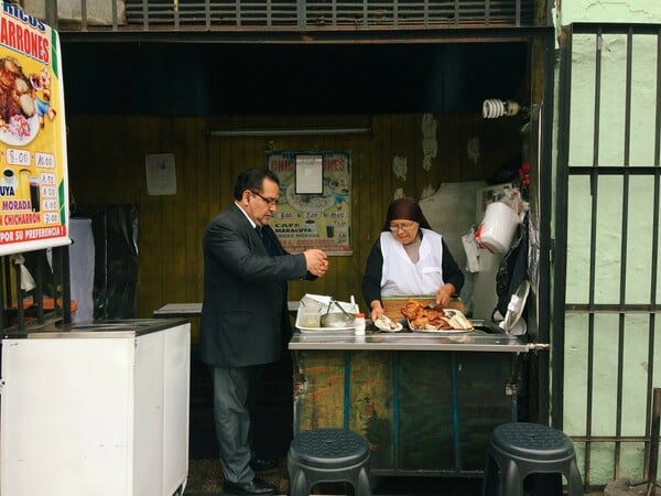 Το κοτόπουλο ως πατρίδα: από το pollo a la brasa στο καζάνι της ajiaco