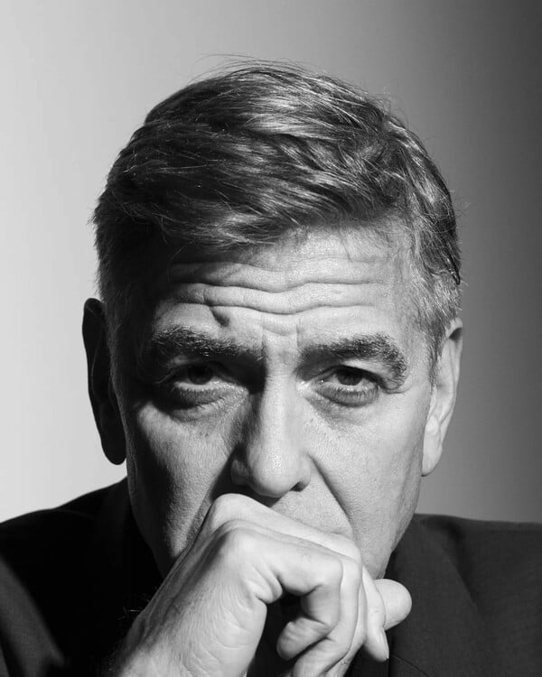 Ο Τζορτζ Κλούνεϊ υπερασπίζεται τον Τζίμι Κίμελ μετά την επίθεση του Τραμπ: «Τα αστεία είναι αστεία»