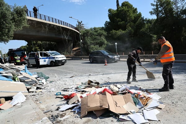 Ανατροπή φορτηγού στη Λ. Βουλιαγμένης - Ένας τραυματίας 