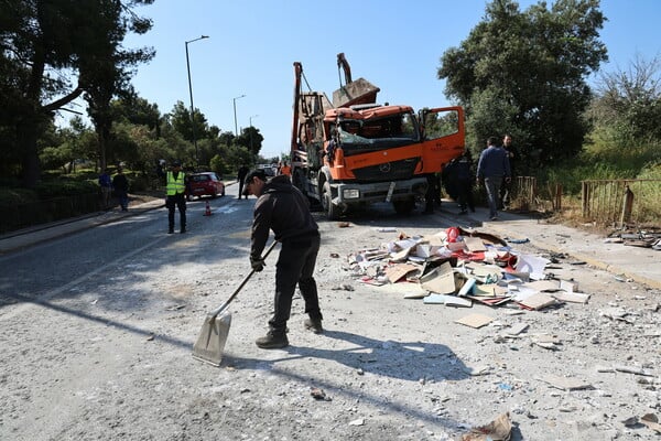 Ανατροπή φορτηγού στη Λ. Βουλιαγμένης - Ένας τραυματίας 