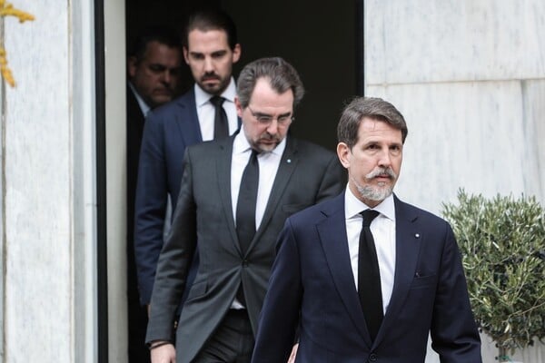Λευκαντικά για την άκρα δεξιά