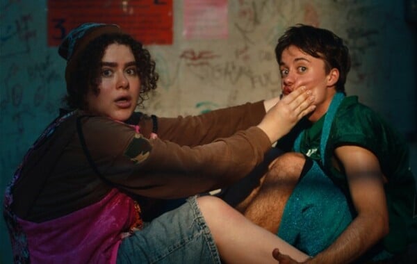 Η queer κωμωδία που παίρνει τον πανικό για τις τρανς τουαλέτες και τον γυρίζει ανάποδα