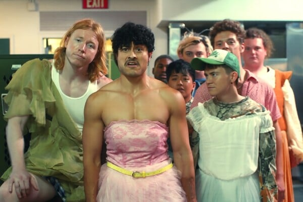 Η queer κωμωδία που παίρνει τον πανικό για τις τρανς τουαλέτες και τον γυρίζει ανάποδα