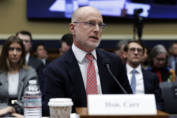 ABC FCC ΕΠΑΝΕΞΕΤΑΣΗ ΑΔΕΙΩΝ ΜΕΤΑΔΟΣΗΣ ΚΑΝΑΛΙ ΝΤΟΝΑΛΝΤ ΤΡΑΜΠ ΤΖΙΜΙ ΚΙΜΕΛ ΜΕΛΑΝΙΑ ΤΡΑΜΠ