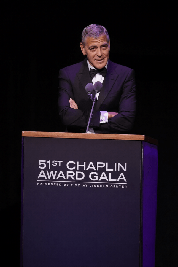 Ο Τζορτζ Κλούνεϊ υπερασπίζεται τον Τζίμι Κίμελ μετά την επίθεση του Τραμπ: «Τα αστεία είναι αστεία»