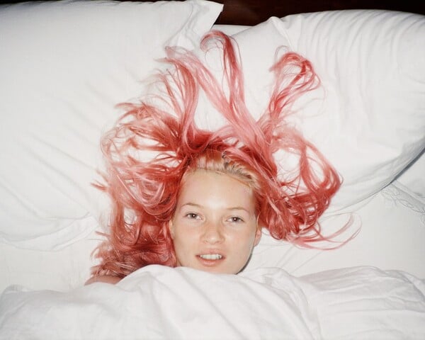 Η Tate ξανακοιτάζει τα 90s: Κέιτ Μος, ΜακΚουίν και η άλλη πλευρά της Cool Britannia