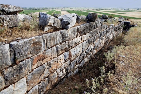 ΥΠΠΟ: Έργα αποκατάστασης και ανάδειξης της ακρόπολης της Αρχαίας Πέλιννας