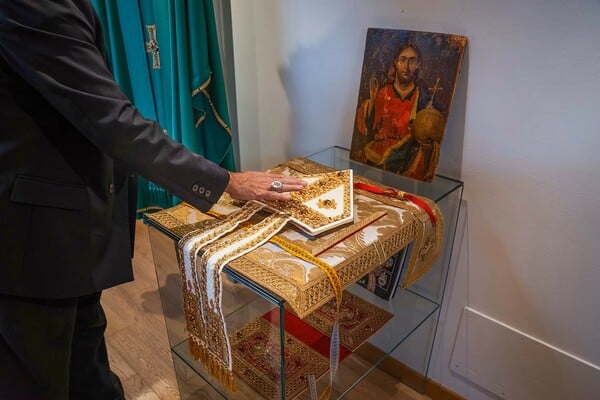 Ο γκέι Καθολικός σχεδιαστής που ντύνει τον Πάπα