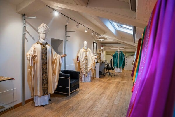 Ο γκέι Καθολικός σχεδιαστής που ντύνει τον Πάπα