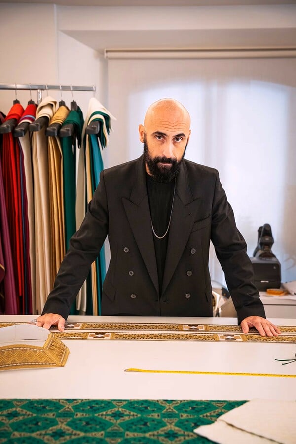 Ο γκέι Καθολικός σχεδιαστής που ντύνει τον Πάπα