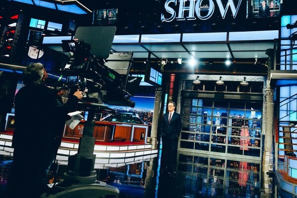 Ο Stephen Colbert μιλά για το τέλος του Late Show και την πολιτική πίεση στο late-night