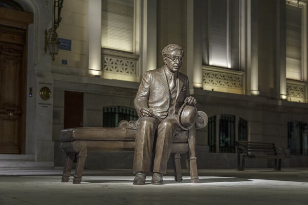 Το Ίδρυμα Ωνάση παρέδωσε στον Δήμο Αθηναίων γλυπτό με τον Κ.Π. Καβάφη