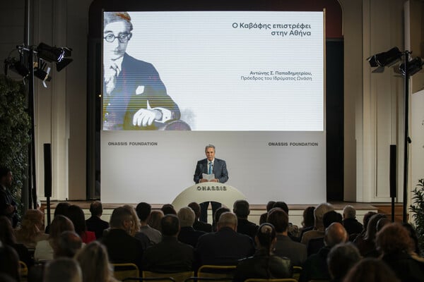 Το Ίδρυμα Ωνάση παρέδωσε στον Δήμο Αθηναίων γλυπτό με τον Κ.Π. Καβάφη