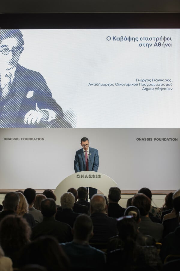 Το Ίδρυμα Ωνάση παρέδωσε στον Δήμο Αθηναίων γλυπτό με τον Κ.Π. Καβάφη