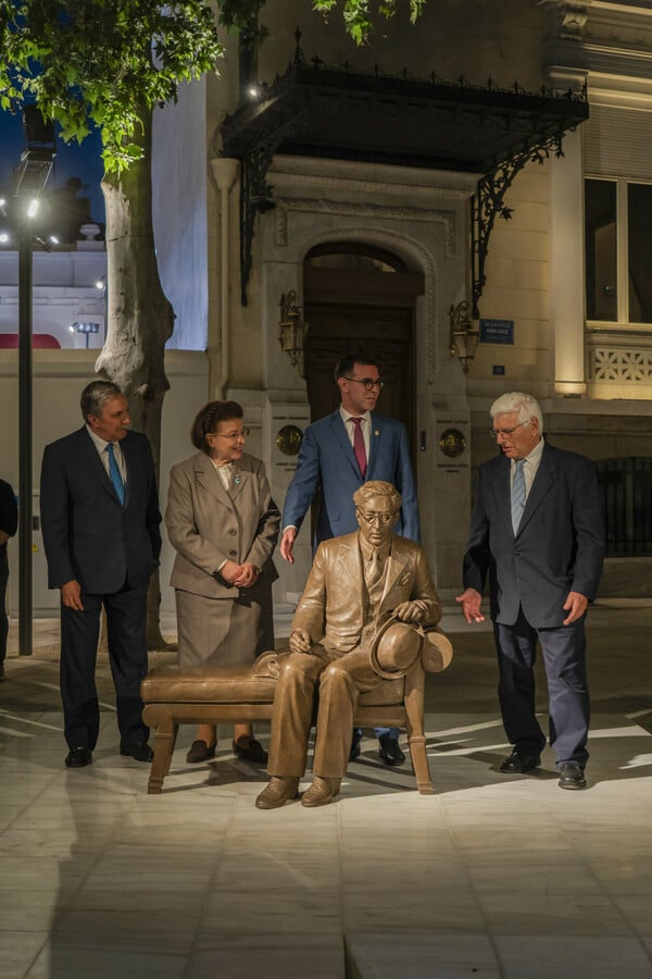Το Ίδρυμα Ωνάση παρέδωσε στον Δήμο Αθηναίων γλυπτό με τον Κ.Π. Καβάφη