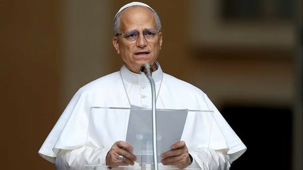 Πρώτη φορά ο Πάπας Λέων ΙΔ΄ μίλησε για τους LGBTQ+ Καθολικούς - και έβαλε όριο στις ευλογίες