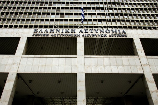 ΓΑΔΑ ΝΕΚΡΟΣ ΚΡΑΤΟΥΜΕΝΟΣ