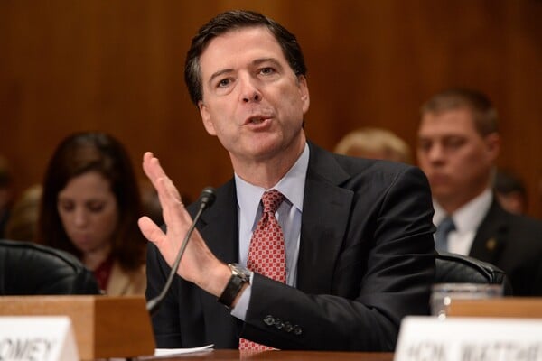 ΤΖΕΙΜΣ ΚΟΜΕΙ FBI ΣΥΛΛΗΨΗ