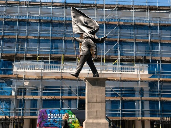 Είναι αυτό το νέο έργο του Banksy; Το μυστηριώδες γλυπτό που εμφανίστηκε στο Λονδίνο