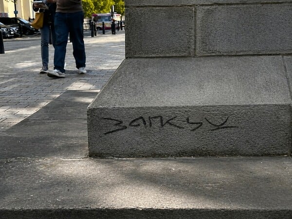 Είναι αυτό το νέο έργο του Banksy; Το μυστηριώδες γλυπτό που εμφανίστηκε στο Λονδίνο
