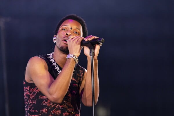 D4VD ΔΟΛΟΦΟΝΙΑ