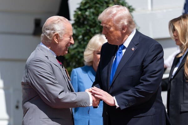 ΝΤΟΝΑΛΝΤ ΤΡΑΜΠ ΒΑΣΙΛΙΑΣ ΚΑΡΟΛΟΣ ΕΠΙΣΚΕΨΗ ΒΑΣΙΛΙΣΣΑ ΚΑΜΙΛΑ