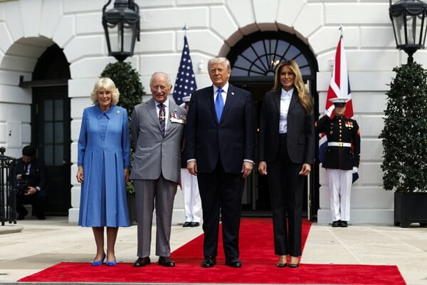 ΝΤΟΝΑΛΝΤ ΤΡΑΜΠ ΒΑΣΙΛΙΑΣ ΚΑΡΟΛΟΣ ΕΠΙΣΚΕΨΗ ΟΥΙΣΚΙ ΔΑΣΜΟΙ