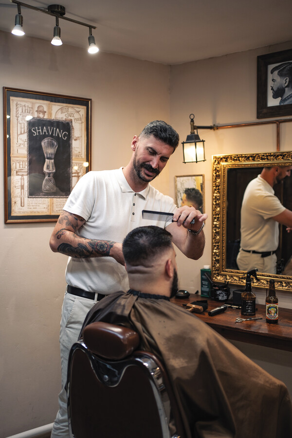 Peaky Barbers: Στο Κουκάκι το grooming είναι μια ολόκληρη εμπειρία