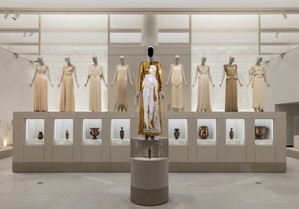Το Met Gala θέλει να αποδείξει ότι η μόδα είναι τέχνη αλλά όλοι μιλούν για τον Τζεφ Μπέζος