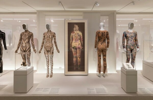 Το Met Gala θέλει να αποδείξει ότι η μόδα είναι τέχνη αλλά όλοι μιλούν για τον Τζεφ Μπέζος