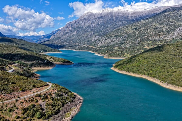 Μόρνος: Το χωριό Κάλλιο «βυθίστηκε» πλήρως κάτω από τα νερά της λίμνης