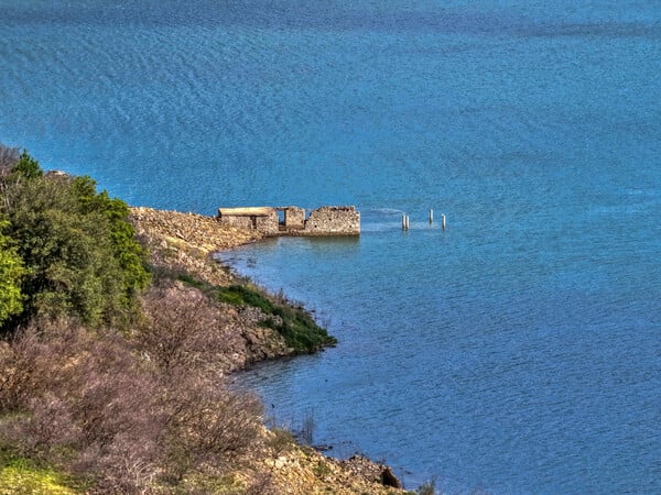 Μόρνος: Το χωριό Κάλλιο «βυθίστηκε» πλήρως κάτω από τα νερά της λίμνης