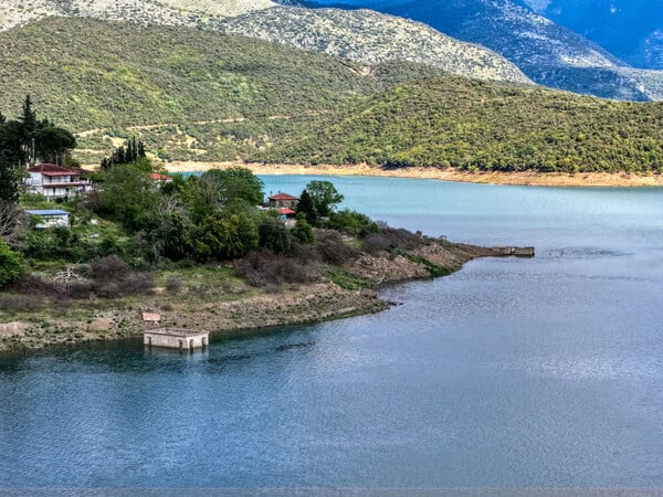 Μόρνος: Το χωριό Κάλλιο «βυθίστηκε» πλήρως κάτω από τα νερά της λίμνης