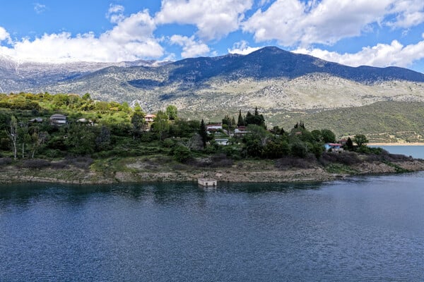 Μόρνος: Το χωριό Κάλλιο «βυθίστηκε» πλήρως κάτω από τα νερά της λίμνης
