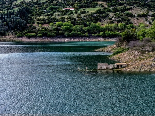 Μόρνος: Το χωριό Κάλλιο «βυθίστηκε» πλήρως κάτω από τα νερά της λίμνης